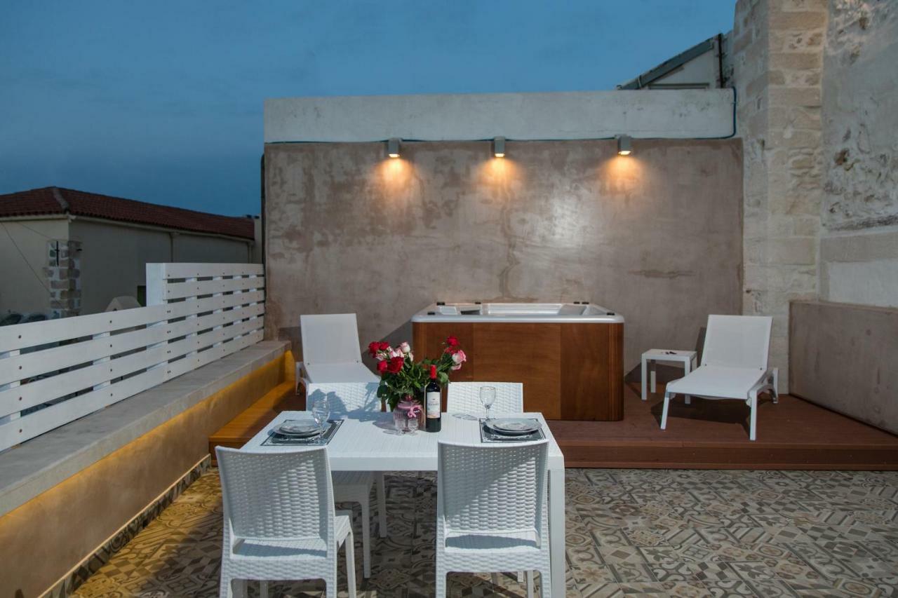 Jacuzzi Suite In The Heart Of Oldtown レティムノ エクステリア 写真
