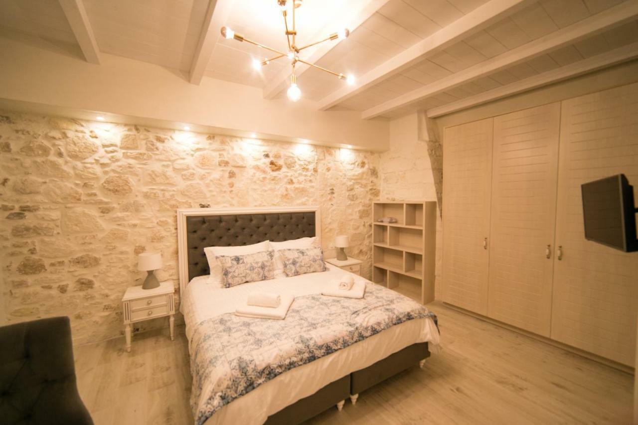 Jacuzzi Suite In The Heart Of Oldtown レティムノ エクステリア 写真