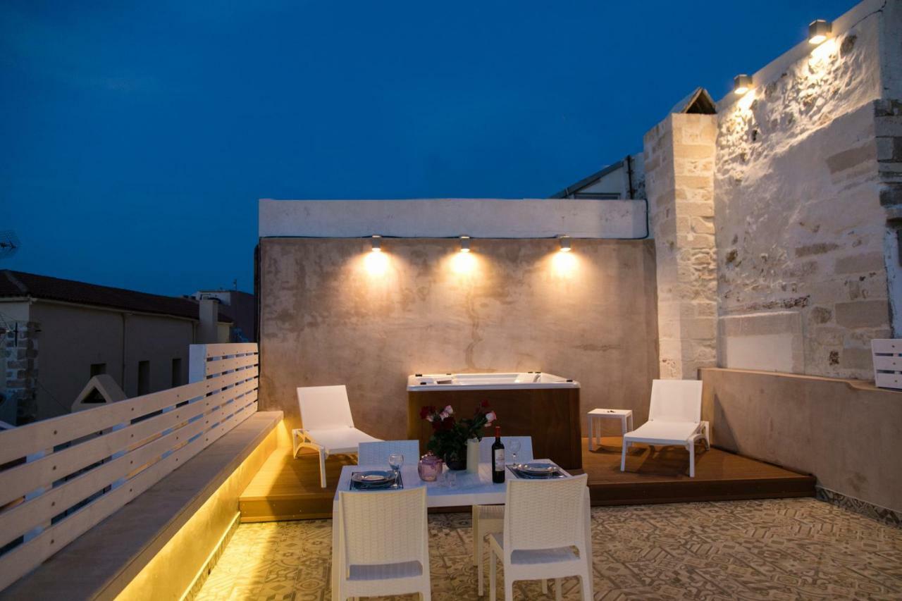 Jacuzzi Suite In The Heart Of Oldtown レティムノ エクステリア 写真